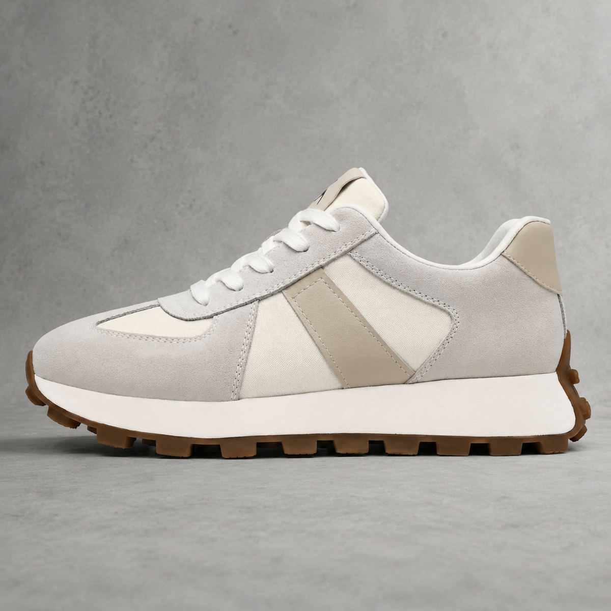 SNEAKER URBANA NERA CON RIALZO INTERNO