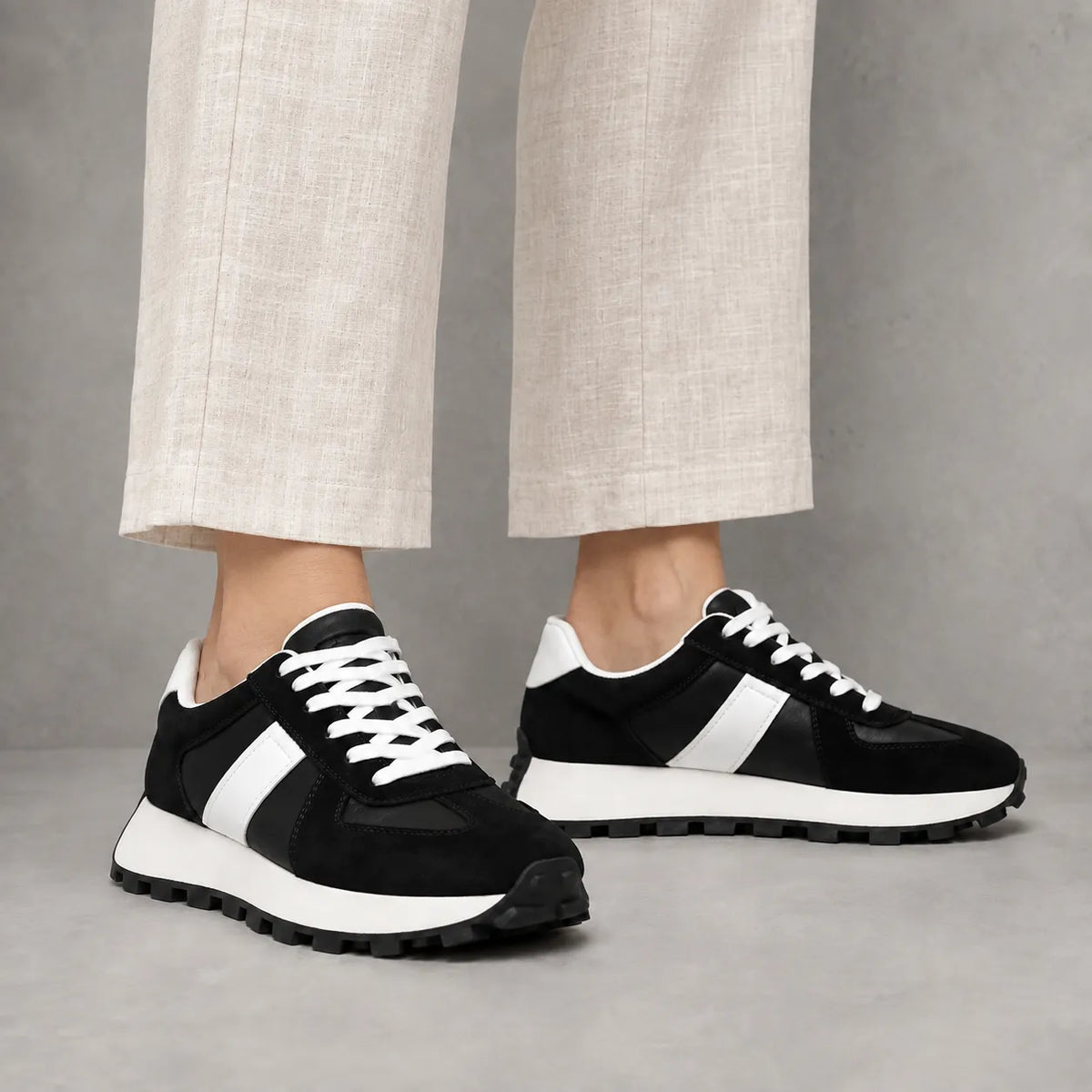 SNEAKER URBANA NERA CON RIALZO INTERNO