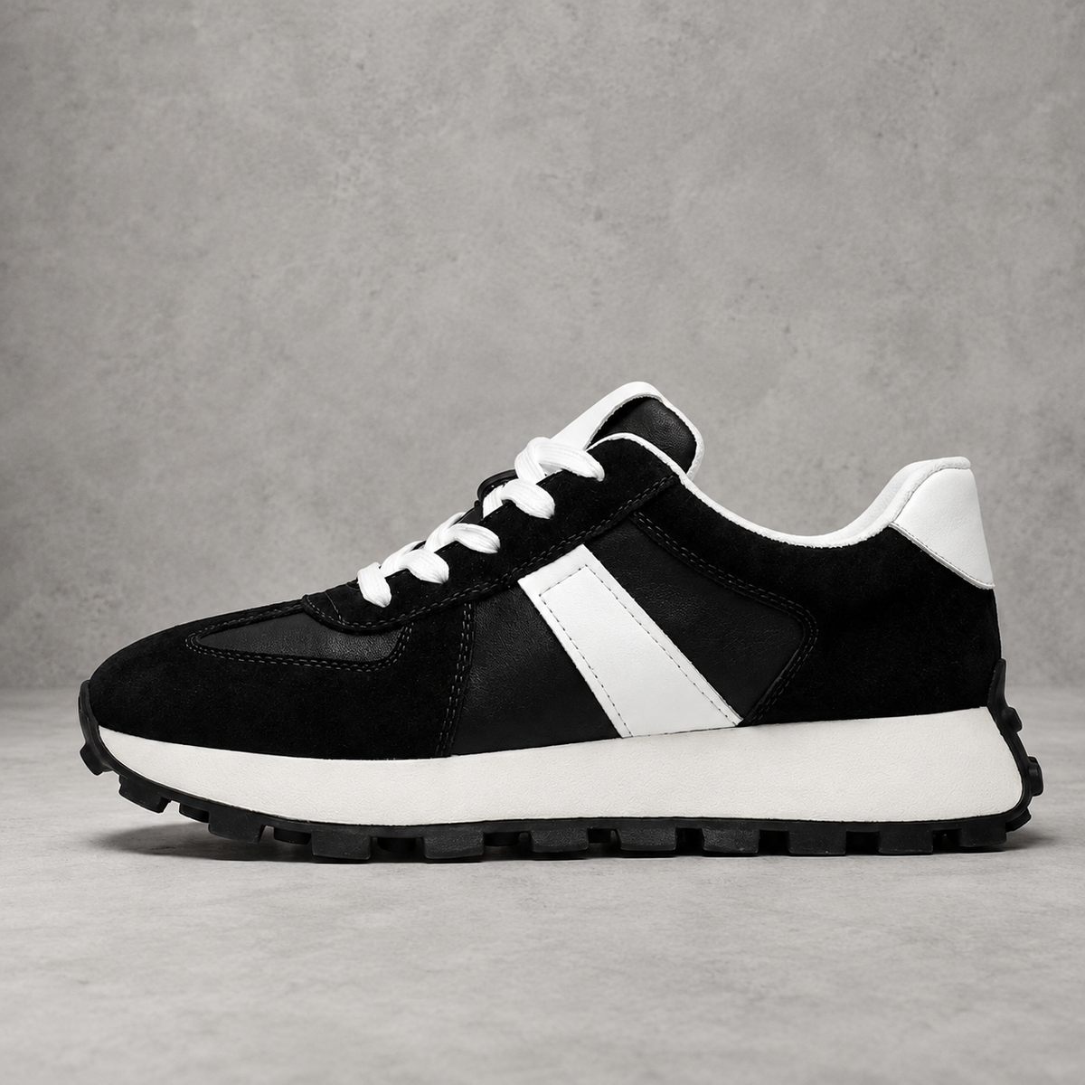 SNEAKER URBANA NERA CON RIALZO INTERNO