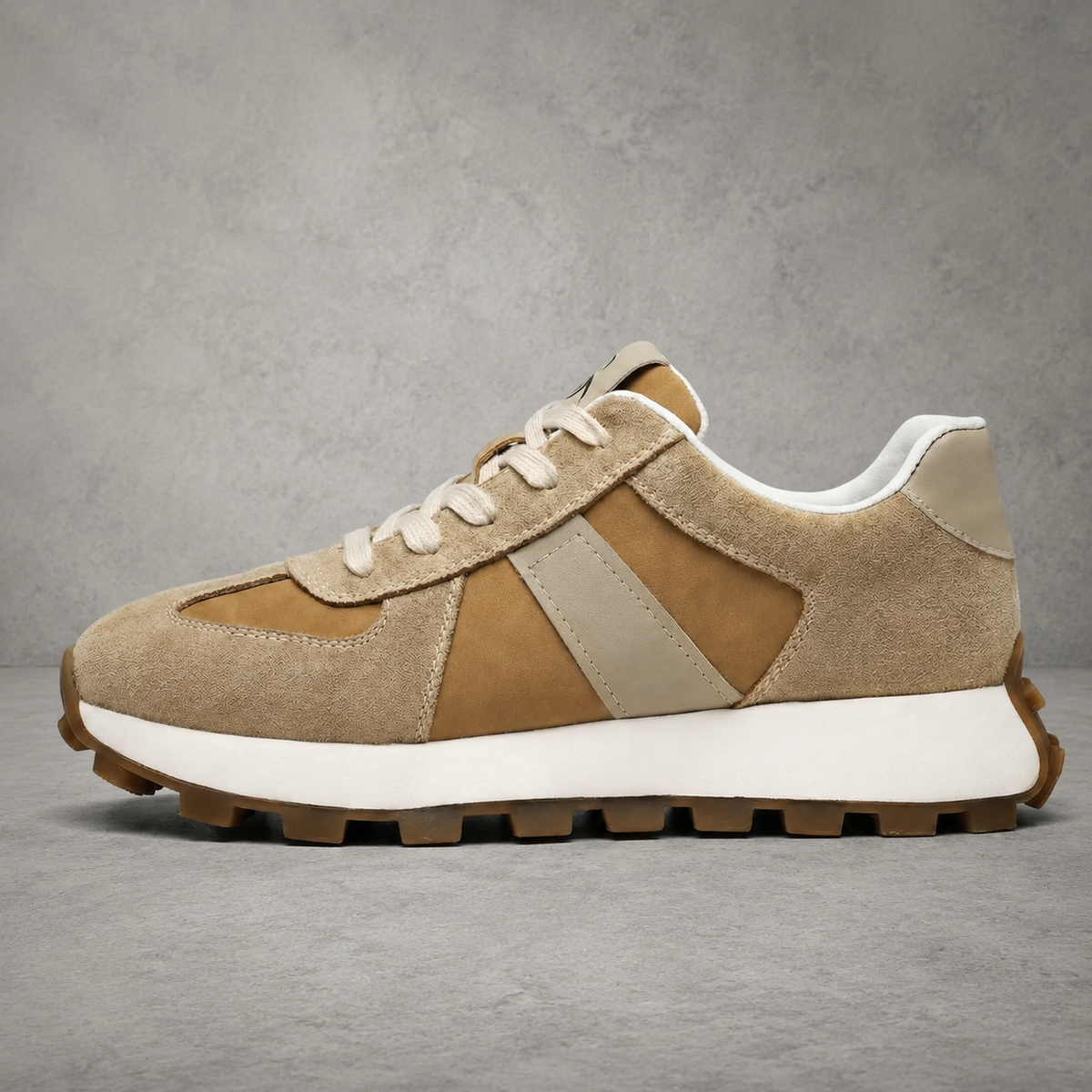 SNEAKER URBANA NERA CON RIALZO INTERNO